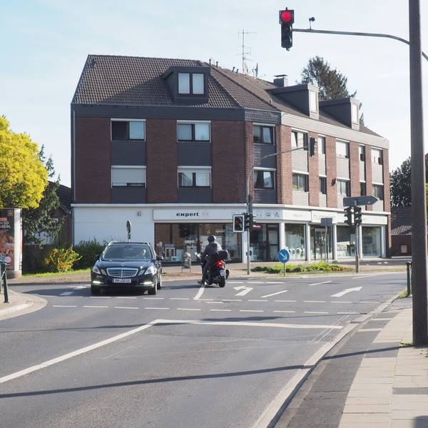 Zu sehen ist eine Kreuzung in der Innenstadt von Pulheim.