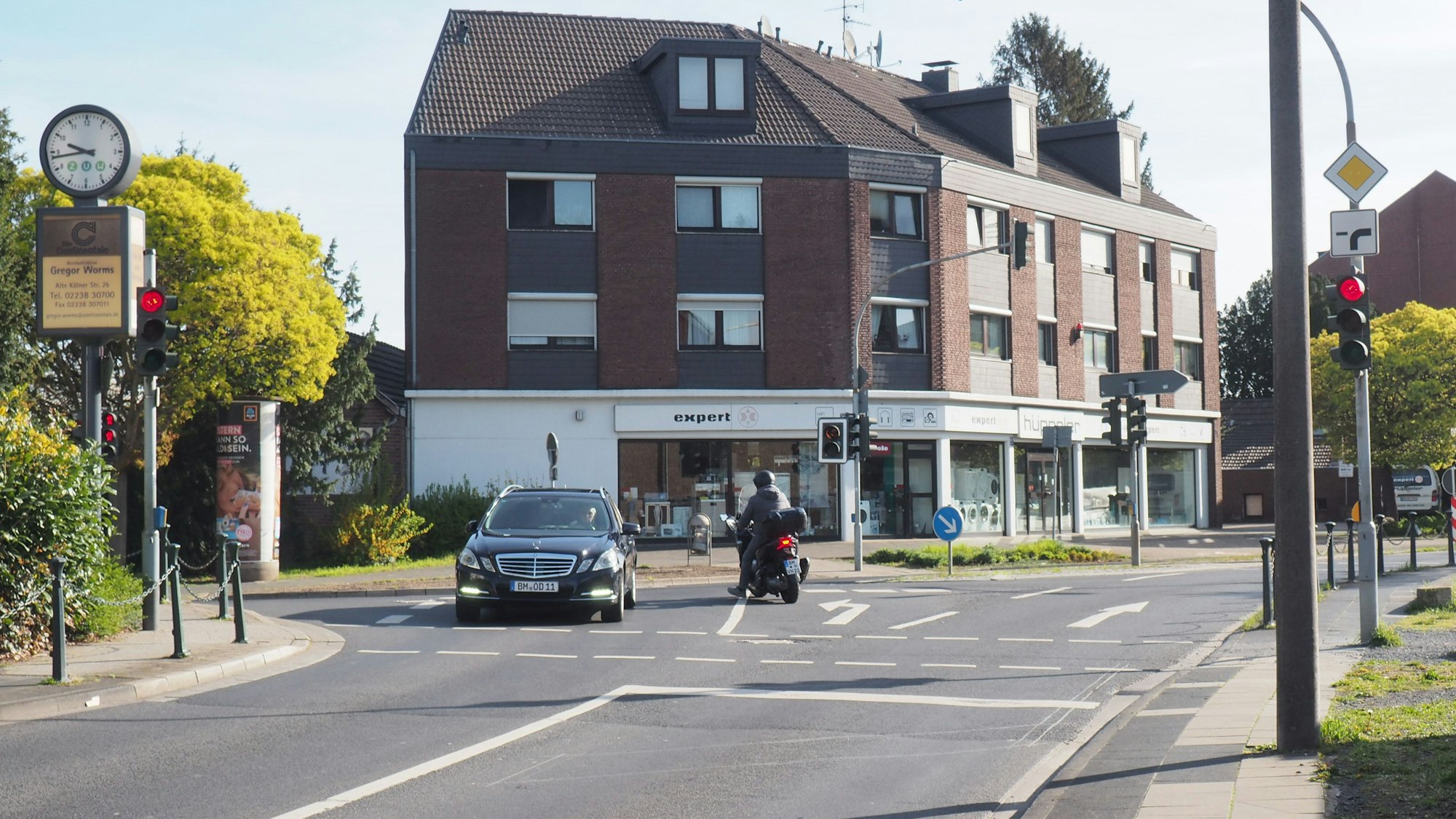 Zu sehen ist eine Kreuzung in der Innenstadt von Pulheim.