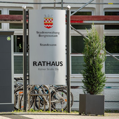 Zu sehen ist der Rathausvorplatz in Bergneustadt.