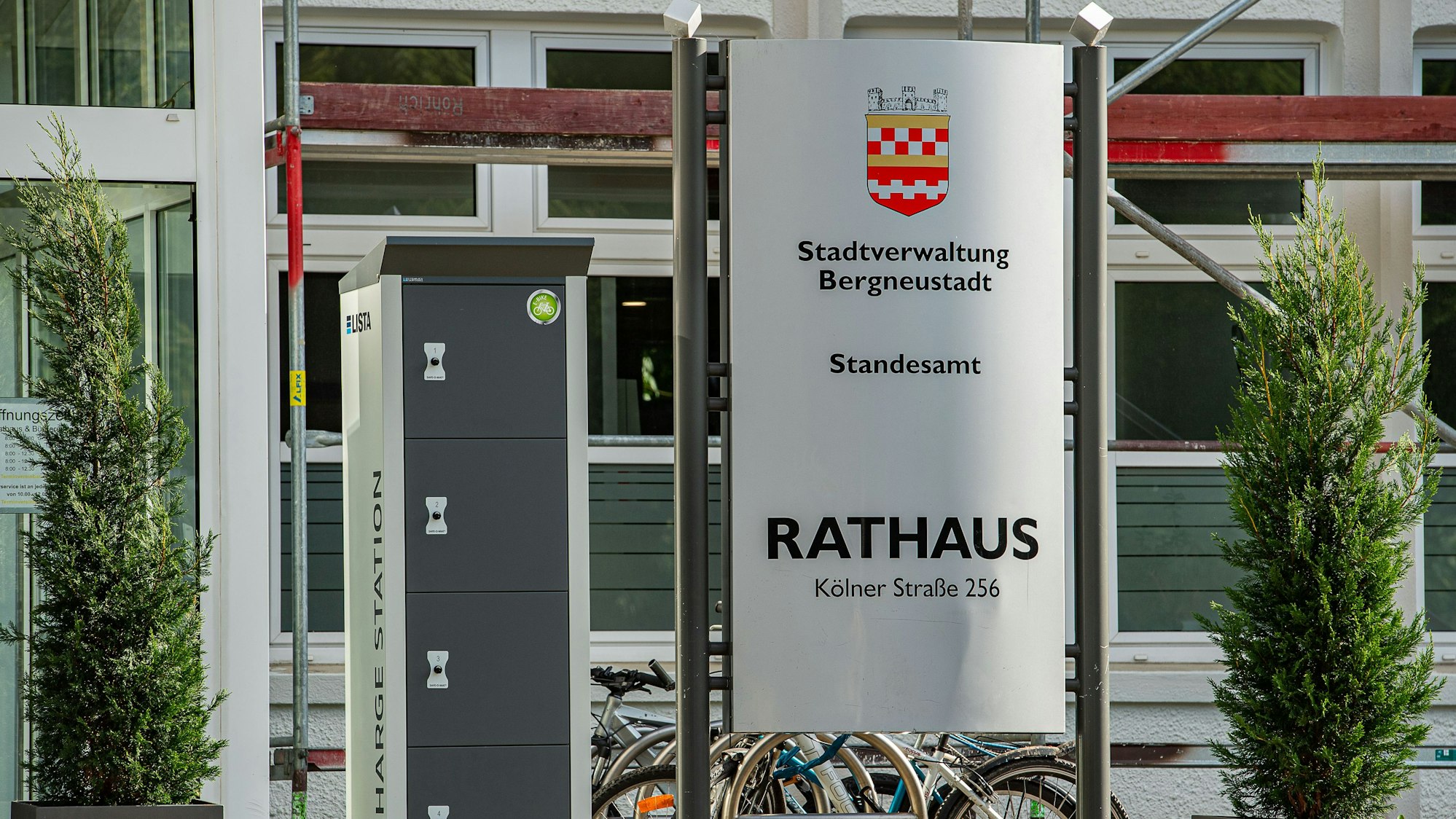 Zu sehen ist der Rathausvorplatz in Bergneustadt.