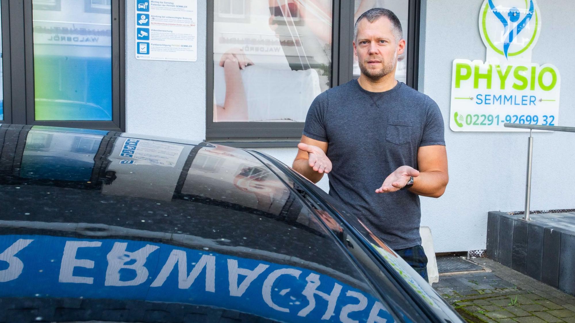 Wieder einer: In Waldbröl ärgert sich Bastian Semmler erneut über einen Fremdparker, der sein Auto ohne Erlaubnis auf dem Parkplatz von Semmlers Praxis für Physiotherapie abgestellt hat. Das soll ab Montag ein Ende finden. Unser Foto zeigt Bastian Semmler vor dem Gebäude.