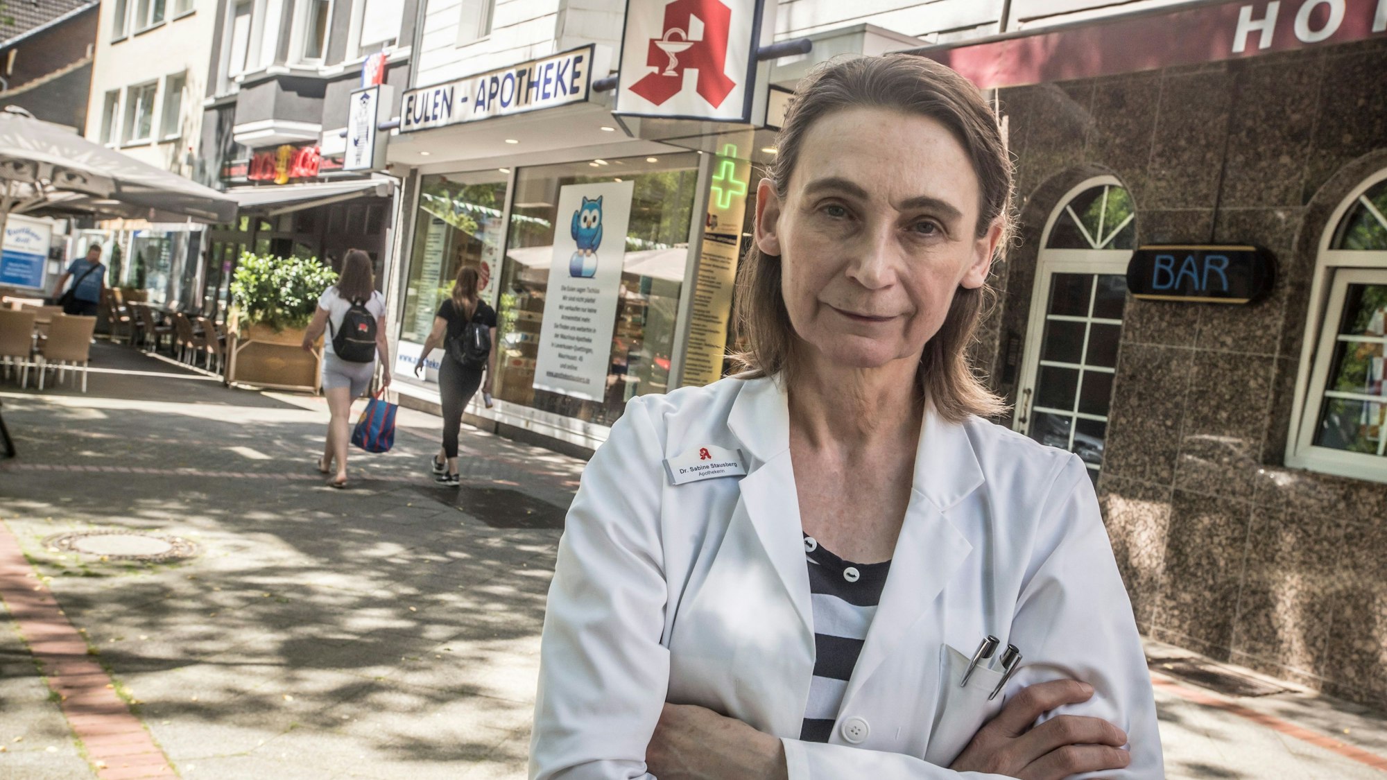Eulen Apotheke: Sabine Stausberg schließt die Apotheke an der Hauptstraße in Wiesdorf. Foto: Ralf Krieger