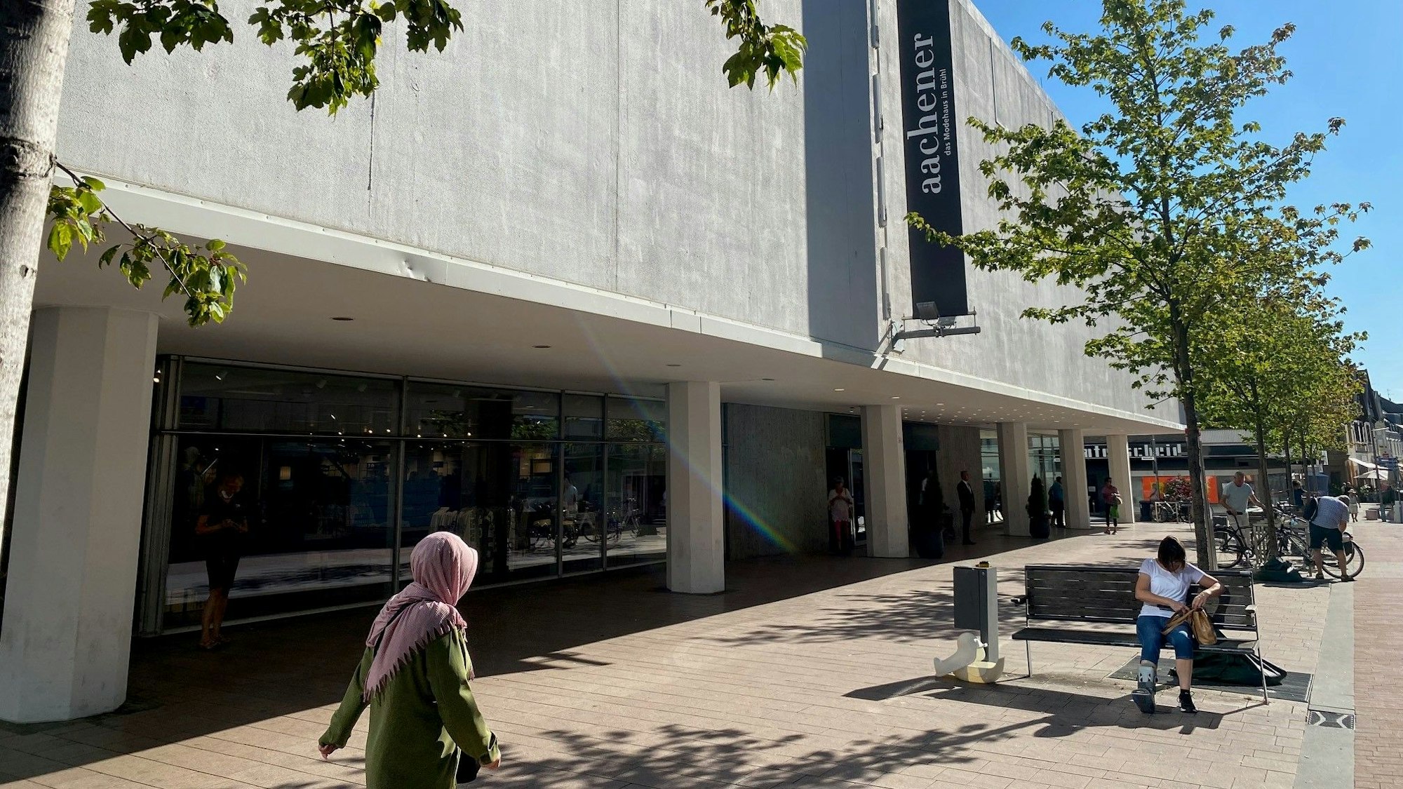 Auf dem Foto ist die Aachener-Filiale in Brühl zu sehen.