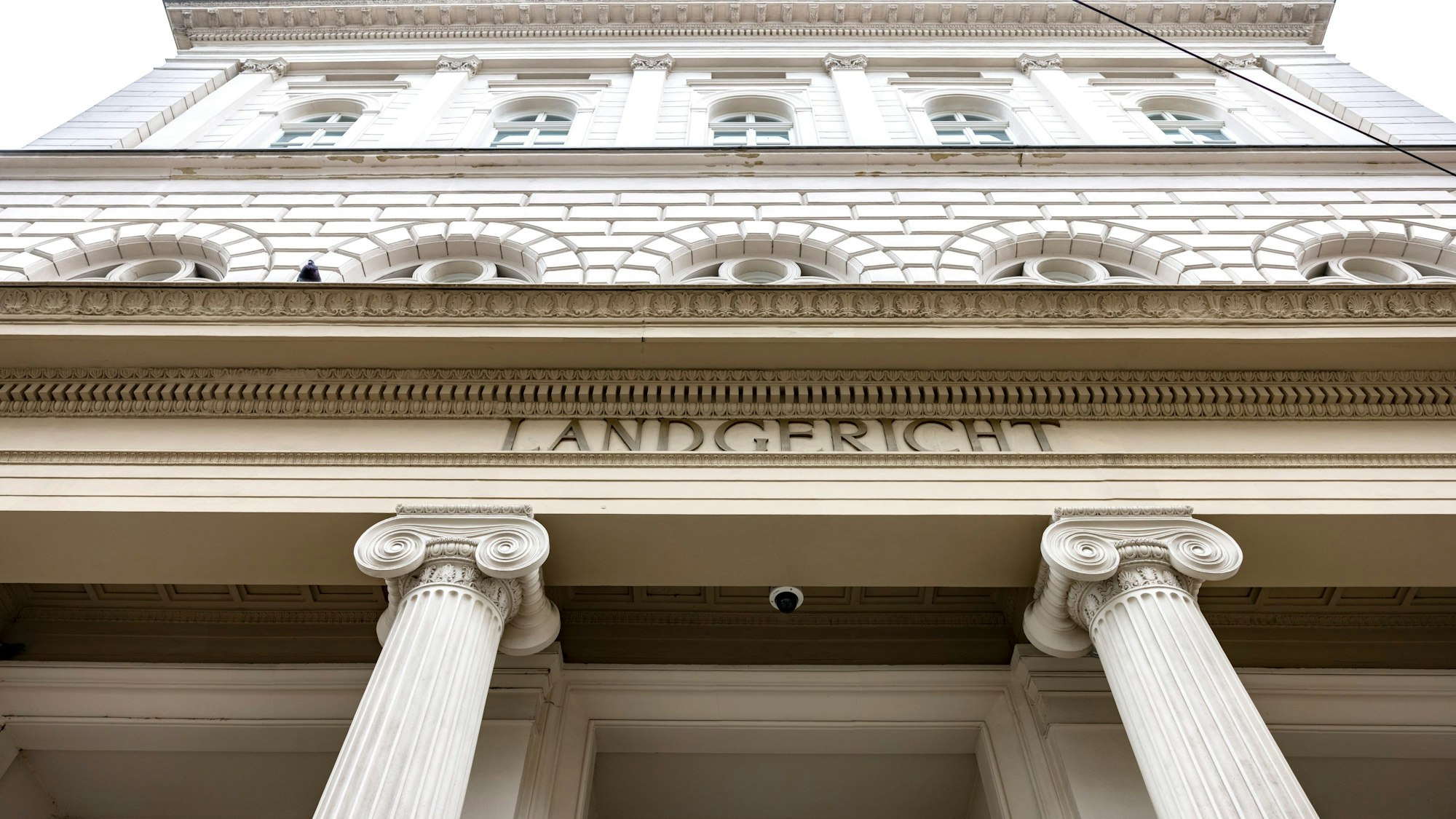 Blick auf ein Gerichtsgebäude mit Säulen im Eingangsbereich.