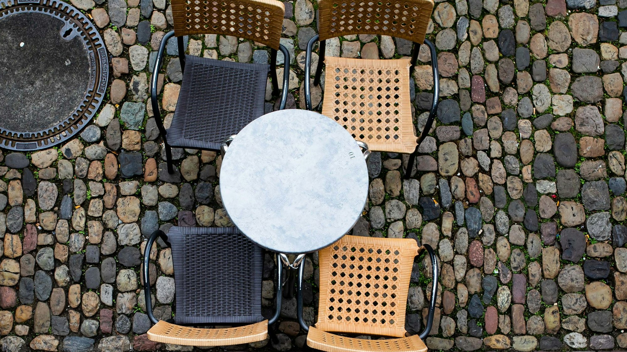 Tisch und Stühle vor einem Lokal