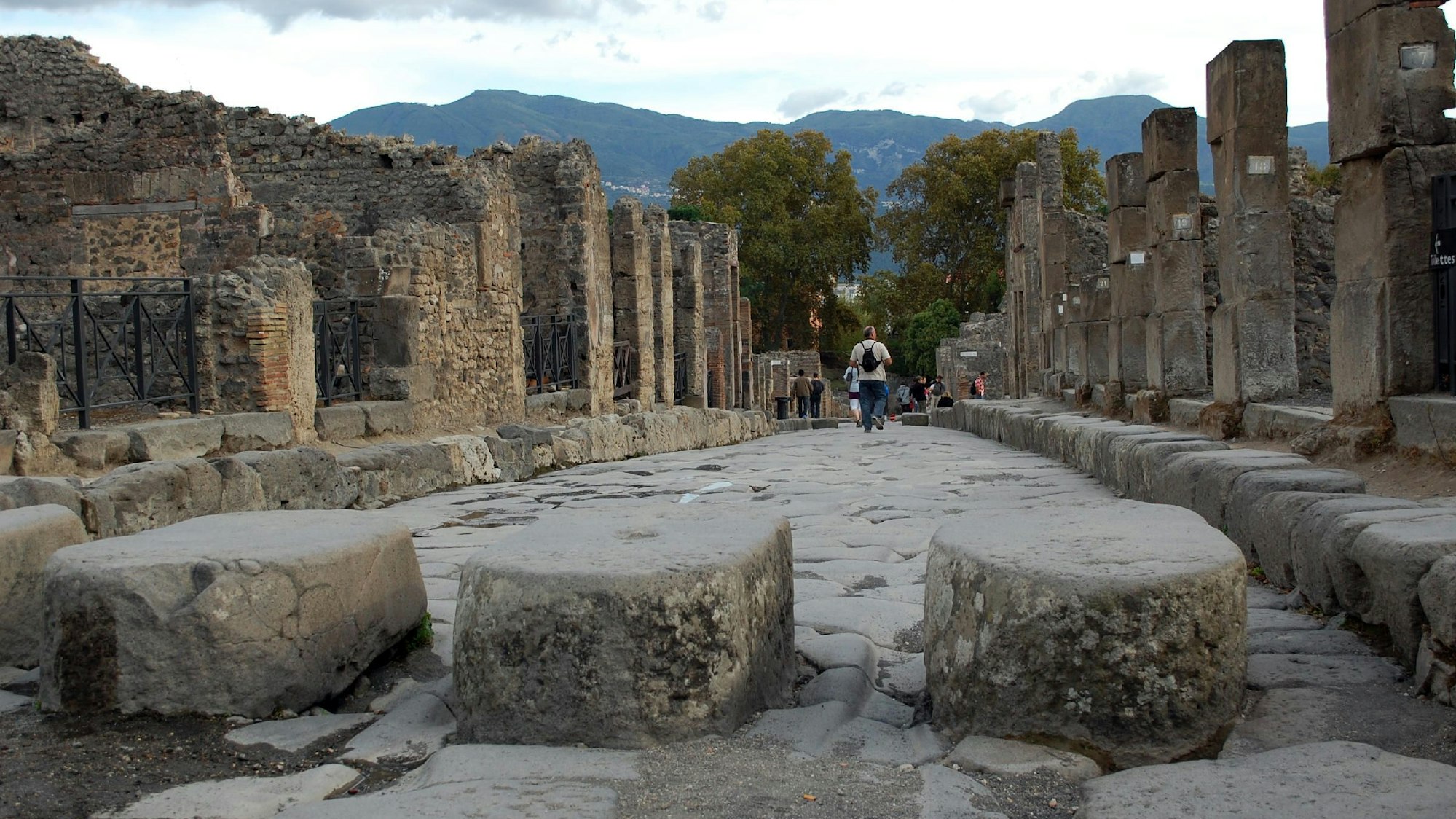 Eine römische Straße mit Säulen in Pompeji.