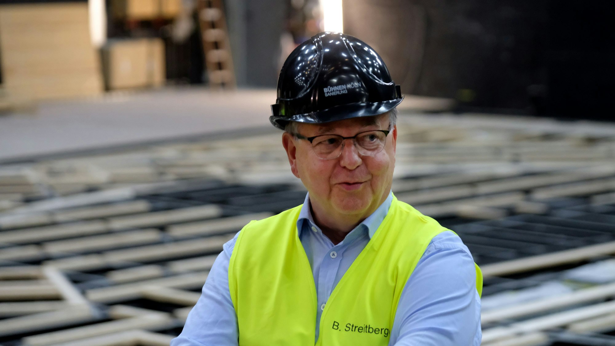 Bernd Streitberger steht auf der Opernbaustelle in Köln.
