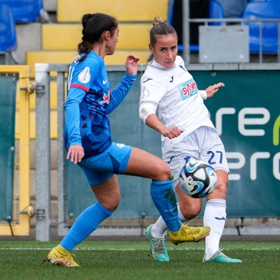 v.li.: Fatma Sakar RBL, 24, Vanessa Leimenstoll TSG, 27, Zweikampf, Spielszene, Duell, duel, tackle, tackling, Dynamik, Action, Aktion, 26.11.2023, Sinsheim Hoffenheim Deutschland, Fussball, DFB-Pokal der Frauen, Achtelfinale, TSG 1899 Hoffenheim - RB Leipzig, 26.11.2023, Sinsheim Hoffenheim Deutschland, Fussball, DFB-Pokal der Frauen, Achtelfinale, TSG 1899 Hoffenheim - RB Leipzig, DFB/DFL REGULATIONS PROHIBIT ANY USE OF PHOTOGRAPHS AS IMAGE SEQUENCES AND/OR QUASI-VIDEO. *** v li Fatma Sakar RBL, 24 , Vanessa Leimenstoll TSG, 27 , duel, duel, tackle, tackling, dynamics, action, action, 26 11 2023, Sinsheim Hoffenheim Germany , Football, Womens DFB Cup, round of 16, TSG 1899 Hoffenheim RB Leipzig, 26 11 2023, Sinsheim Hoffenheim Germany , Football, Womens DFB Cup, Round of 16, TSG 1899 Hoffenheim RB Leipzig, DFB DFL REGULATIONS PROHIBIT ANY USE OF PHOTOGRAPHS AS IMAGE SEQUENCES AND OR QUASI VIDEO xozx