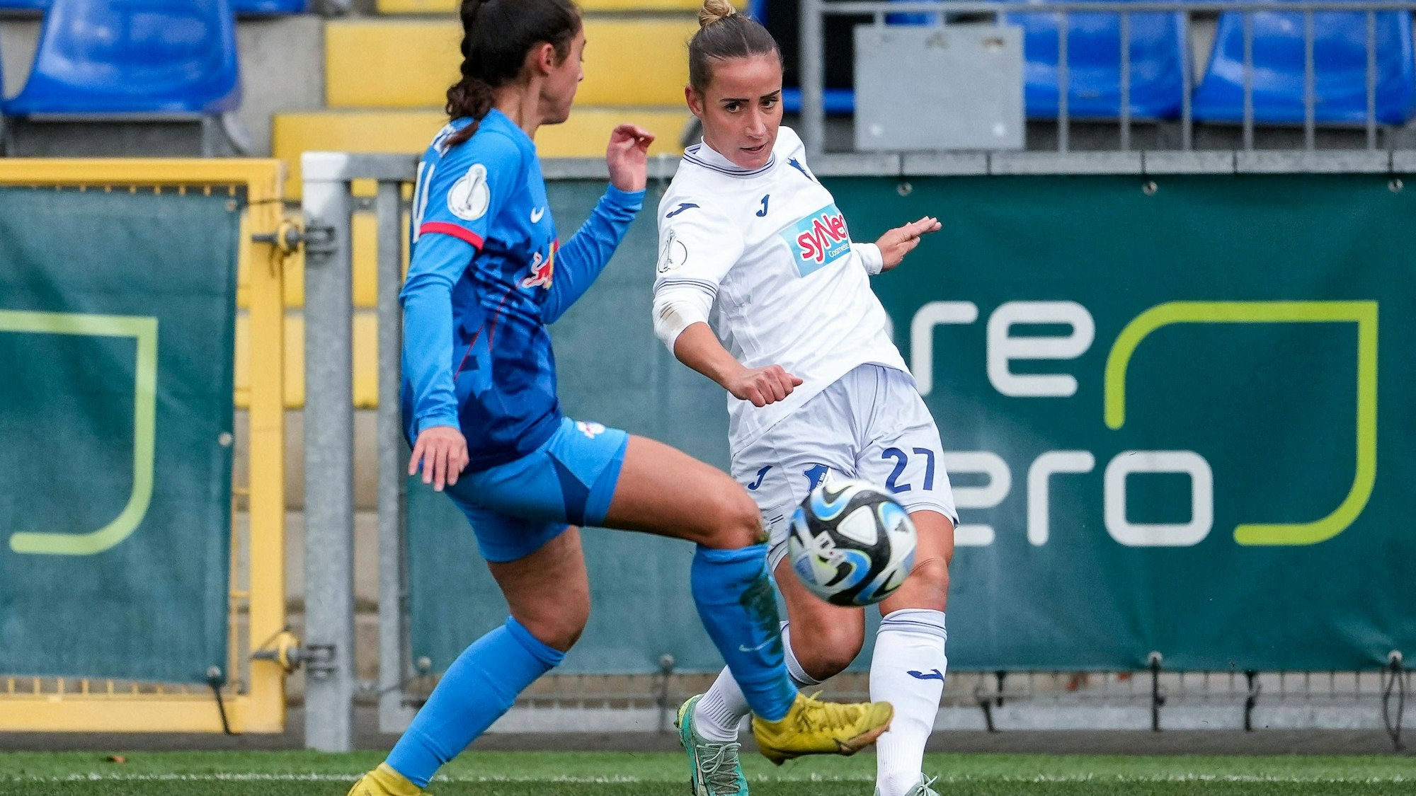 v.li.: Fatma Sakar RBL, 24, Vanessa Leimenstoll TSG, 27, Zweikampf, Spielszene, Duell, duel, tackle, tackling, Dynamik, Action, Aktion, 26.11.2023, Sinsheim Hoffenheim Deutschland, Fussball, DFB-Pokal der Frauen, Achtelfinale, TSG 1899 Hoffenheim - RB Leipzig, 26.11.2023, Sinsheim Hoffenheim Deutschland, Fussball, DFB-Pokal der Frauen, Achtelfinale, TSG 1899 Hoffenheim - RB Leipzig, DFB/DFL REGULATIONS PROHIBIT ANY USE OF PHOTOGRAPHS AS IMAGE SEQUENCES AND/OR QUASI-VIDEO. *** v li Fatma Sakar RBL, 24 , Vanessa Leimenstoll TSG, 27 , duel, duel, tackle, tackling, dynamics, action, action, 26 11 2023, Sinsheim Hoffenheim Germany , Football, Womens DFB Cup, round of 16, TSG 1899 Hoffenheim RB Leipzig, 26 11 2023, Sinsheim Hoffenheim Germany , Football, Womens DFB Cup, Round of 16, TSG 1899 Hoffenheim RB Leipzig, DFB DFL REGULATIONS PROHIBIT ANY USE OF PHOTOGRAPHS AS IMAGE SEQUENCES AND OR QUASI VIDEO xozx