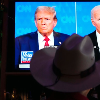 Ein Mann mit einem Cowboy-Hut schaut das TV-Duell zwischen Donald Trump und Joe Biden.