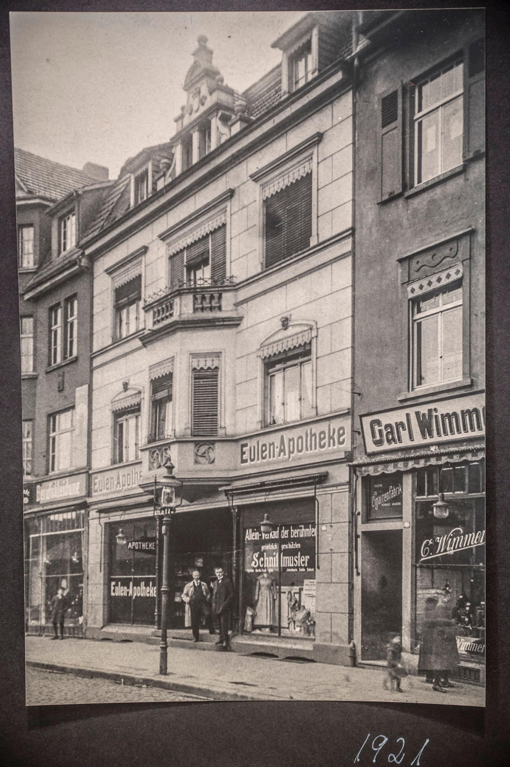 Die Eulen Apotheke 1921: Sabine Stausberg schließt die Apotheke an der Hauptstraße in Wiesdorf nach 104 Jahren.
