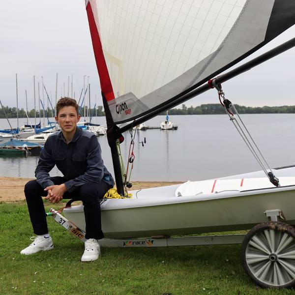 Florian Tempel sitzt am Zülpicher See auf seinem Segelboot.