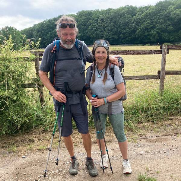 Ralf und Bettina Schaffrath posieren auf einem Wanderweg für ein Foto. Sie tragen Wandermontur.