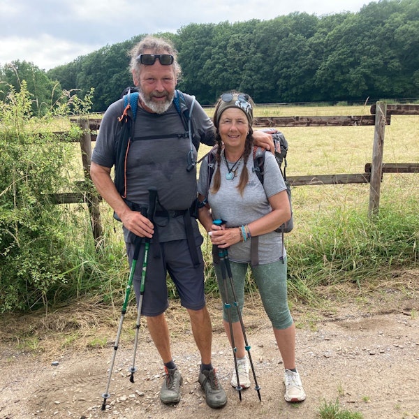 Ralf und Bettina Schaffrath posieren auf einem Wanderweg für ein Foto. Sie tragen Wandermontur.