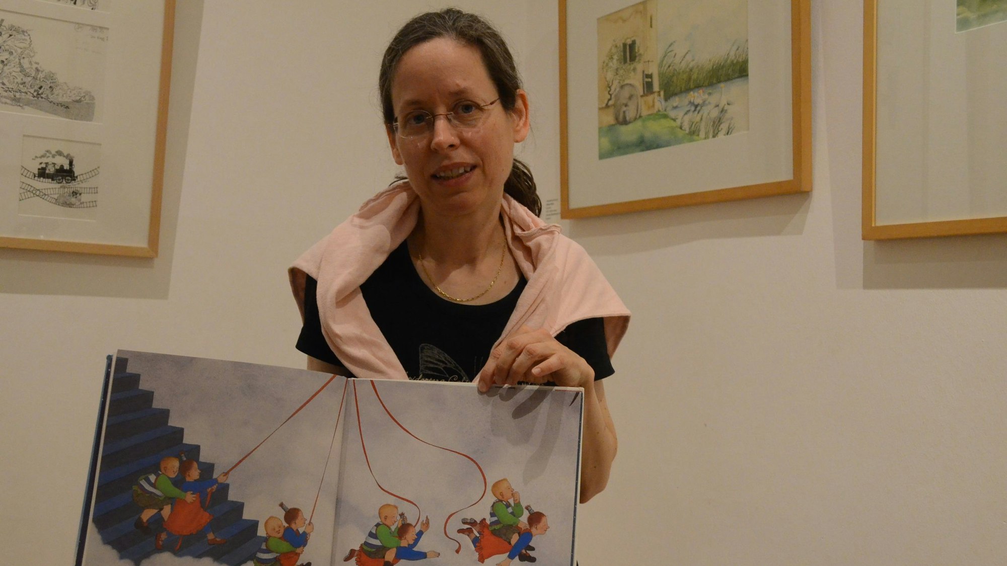 Almut Tscheuschner hat die Ausstellung Friends forever im Bilderbuchmuseum Burg Wissem kuratiert.