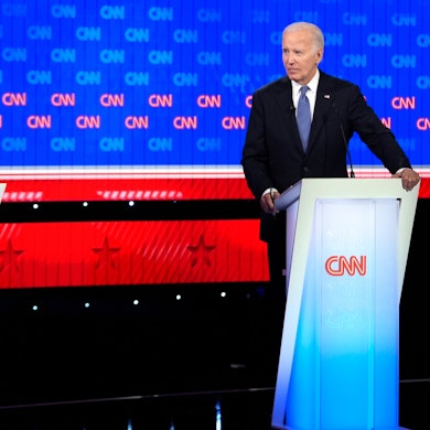 US-Präsident Joe Biden (r) und der ehemalige US-Präsident Donald Trump nehmen an einer von CNN veranstalteten Präsidentschaftsdebatte teil.