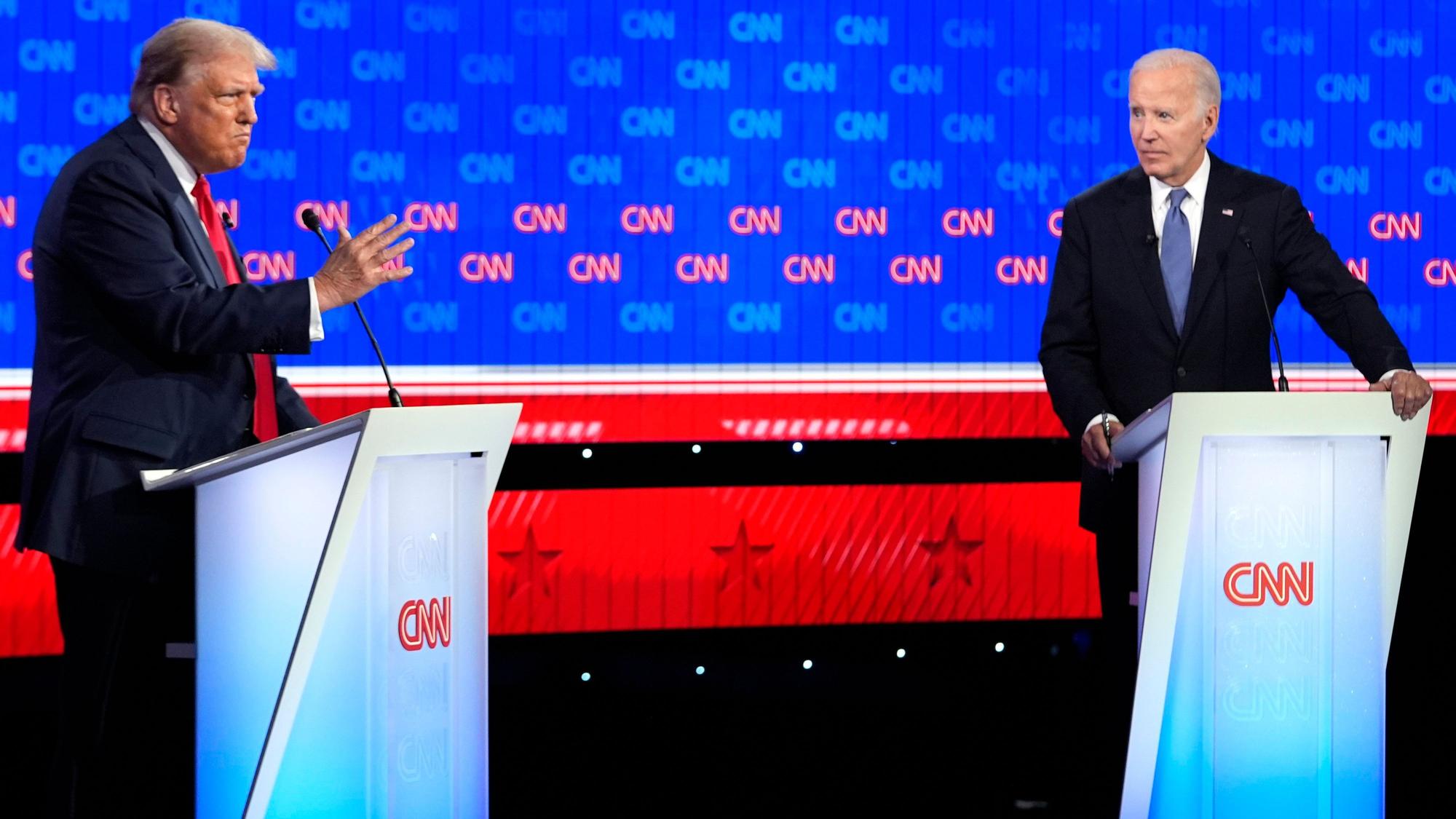 US-Präsident Joe Biden (r) und der ehemalige US-Präsident Donald Trump nehmen an einer von CNN veranstalteten Präsidentschaftsdebatte teil.