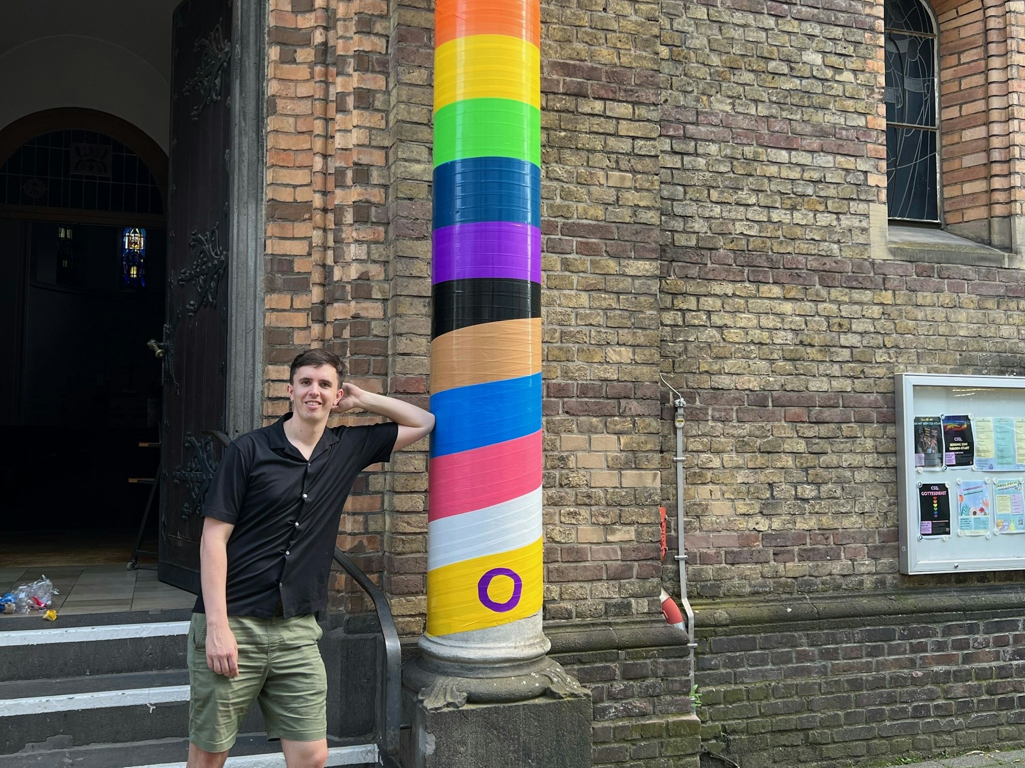 Der Pfarrer Tim Lahr vor seiner Kirche.