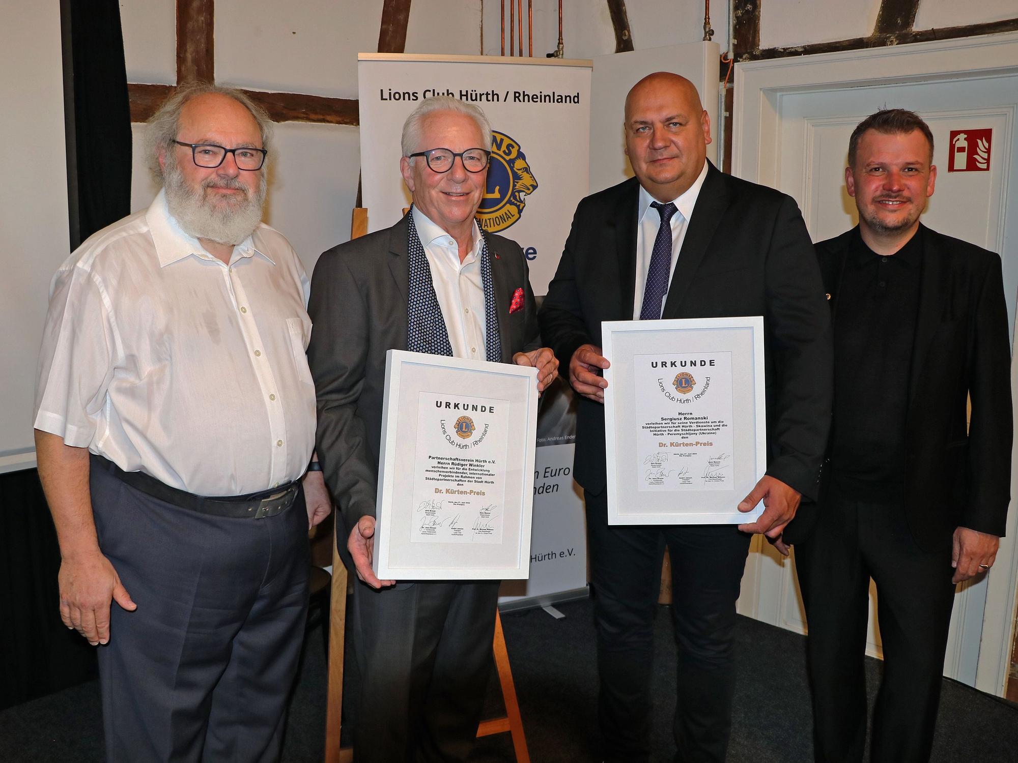 Die beiden ausgezeichneten Funktionäre mit Urkunden, daneben stehen Professor Dr. Michael Willems und Lions-Präsident André Jansen.