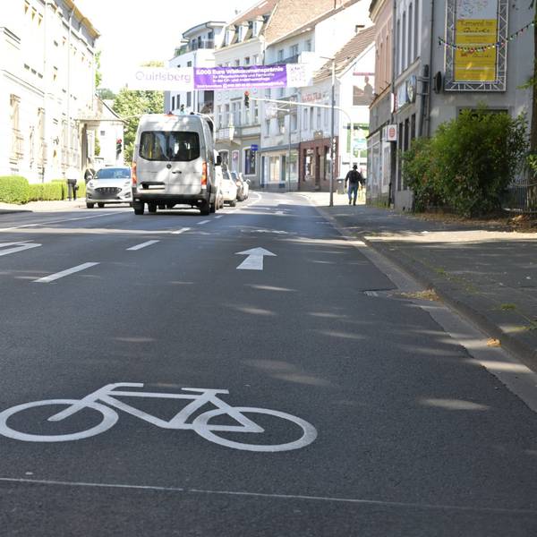 Ein Piktogramm mit ausschließlich Hinweischarakter: So soll auf der Hauptstraße dafür sensibilisiert werden, dass die Straße auch von Radfahrern genutzt wird.