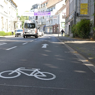 Ein Piktogramm mit ausschließlich Hinweischarakter: So soll auf der Hauptstraße dafür sensibilisiert werden, dass die Straße auch von Radfahrern genutzt wird.