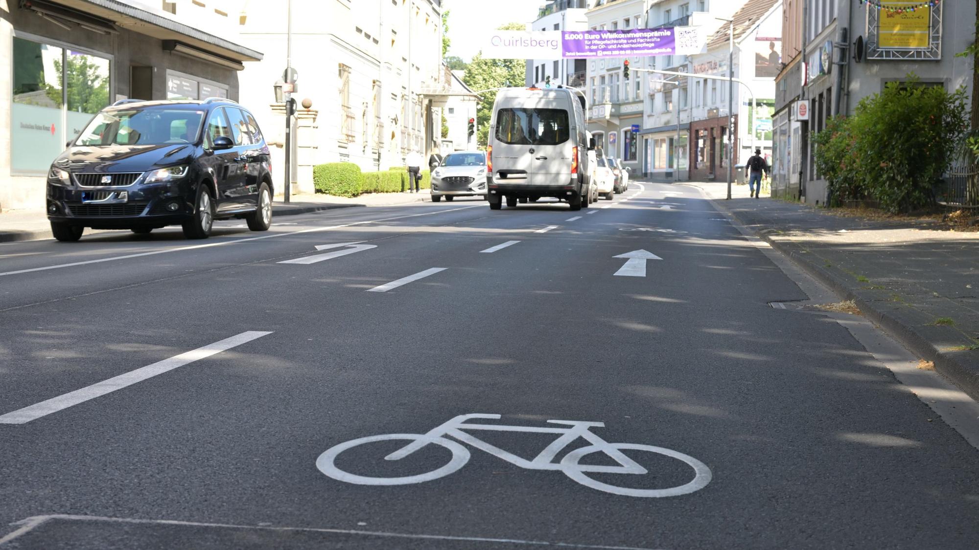 Auf der rechten Spur ist in weißer Farbe ein Fahrrad aufgemalt.
