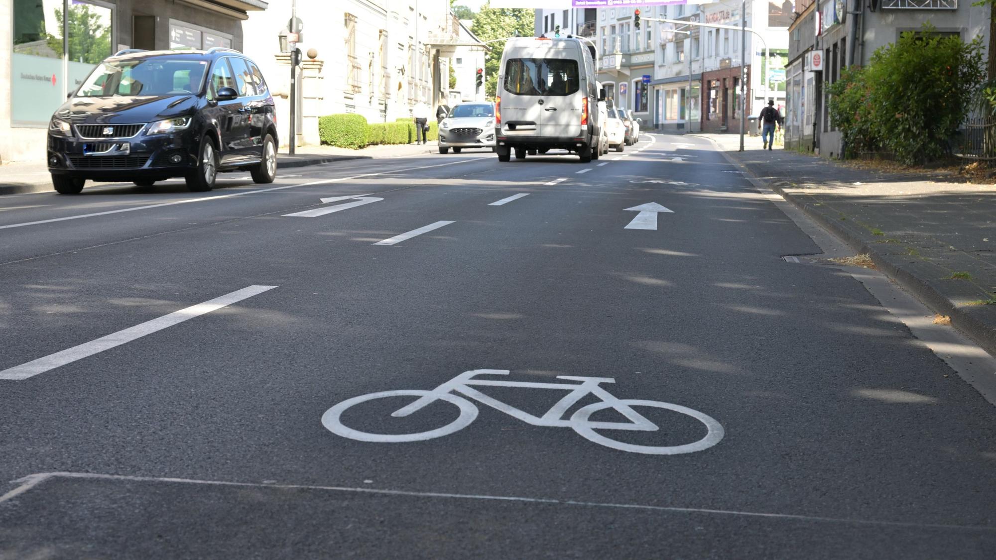 Ein Piktogramm mit ausschließlich Hinweischarakter: So soll auf der Hauptstraße dafür sensibilisiert werden, dass die Straße auch von Radfahrern genutzt wird.