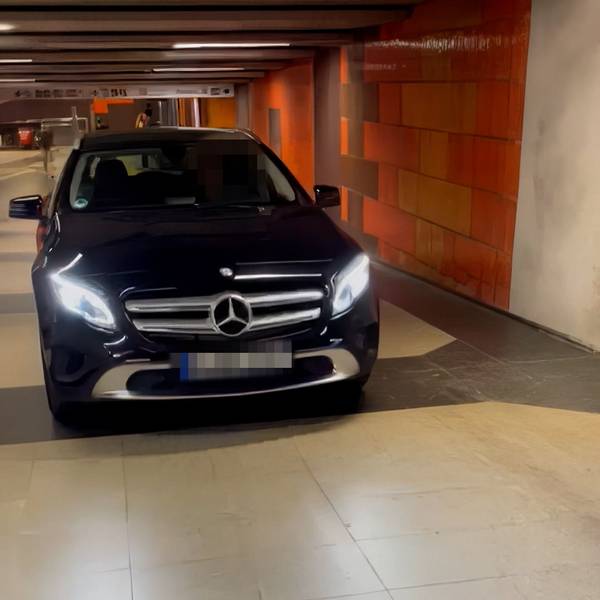 Mercedes Irrfahrt Fußgängertunnel Deutz