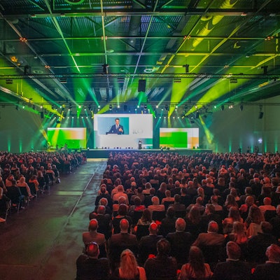 Hendrik Wüst spricht vor mehreren hundert Zuschauern im Kongresszentrum.