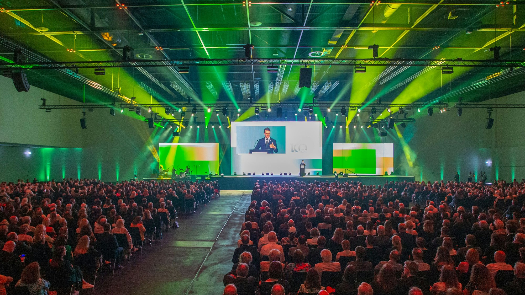Hendrik Wüst spricht vor mehreren hundert Zuschauern im Kongresszentrum.