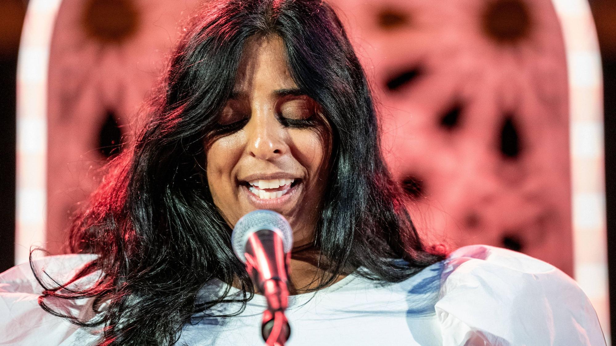 Lubna Jaffery spricht auf der Bühne.