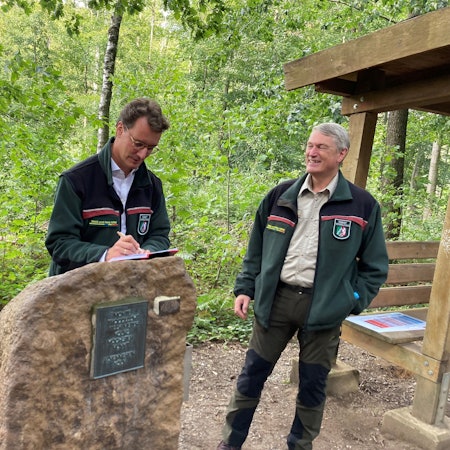 NRW-Ministerpräsident Hendrik Wüst (CDU) bei einem Besuch im Königsforst.