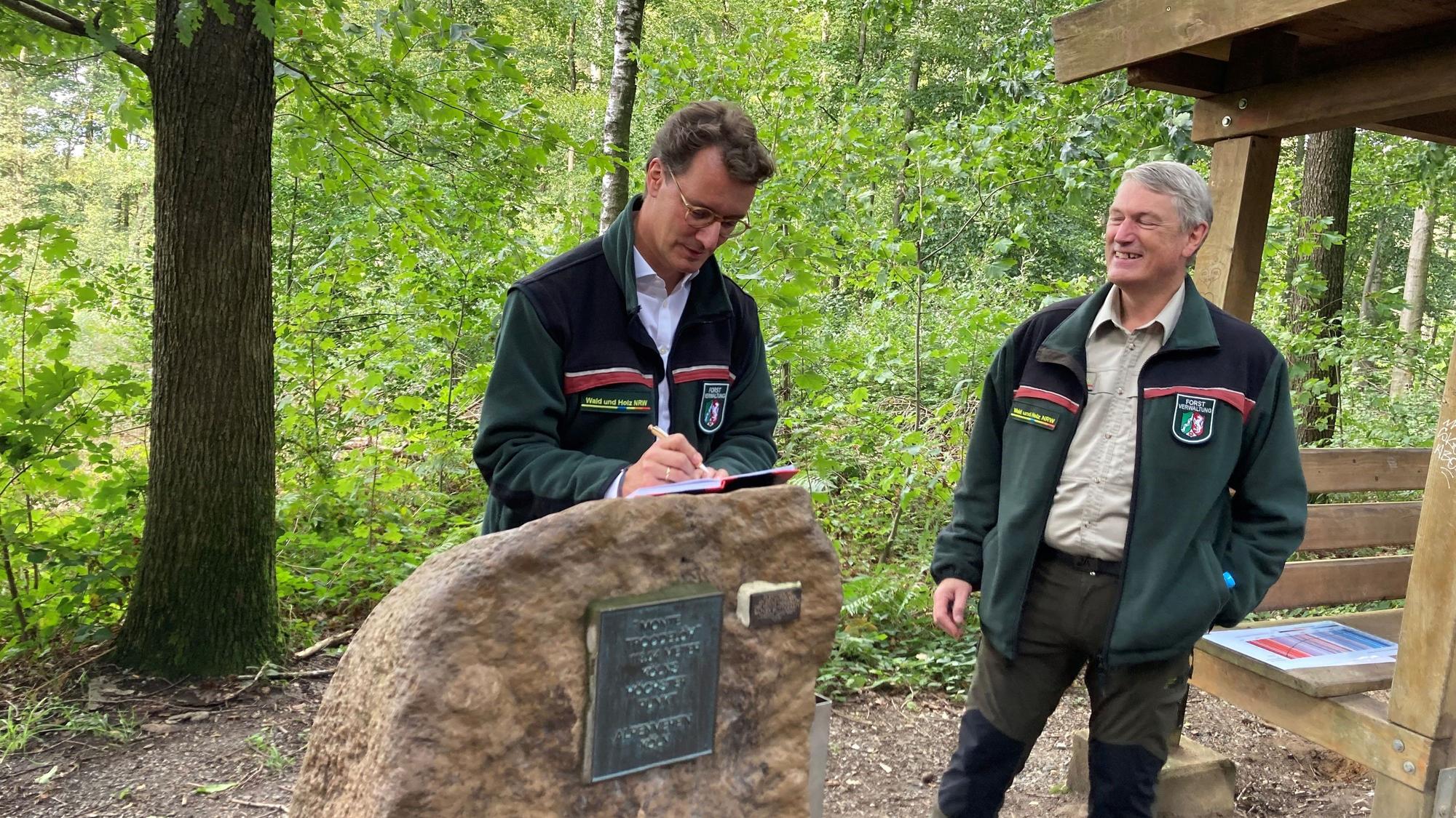 NRW-Ministerpräsident Hendrik Wüst (CDU) bei einem Besuch im Königsforst.