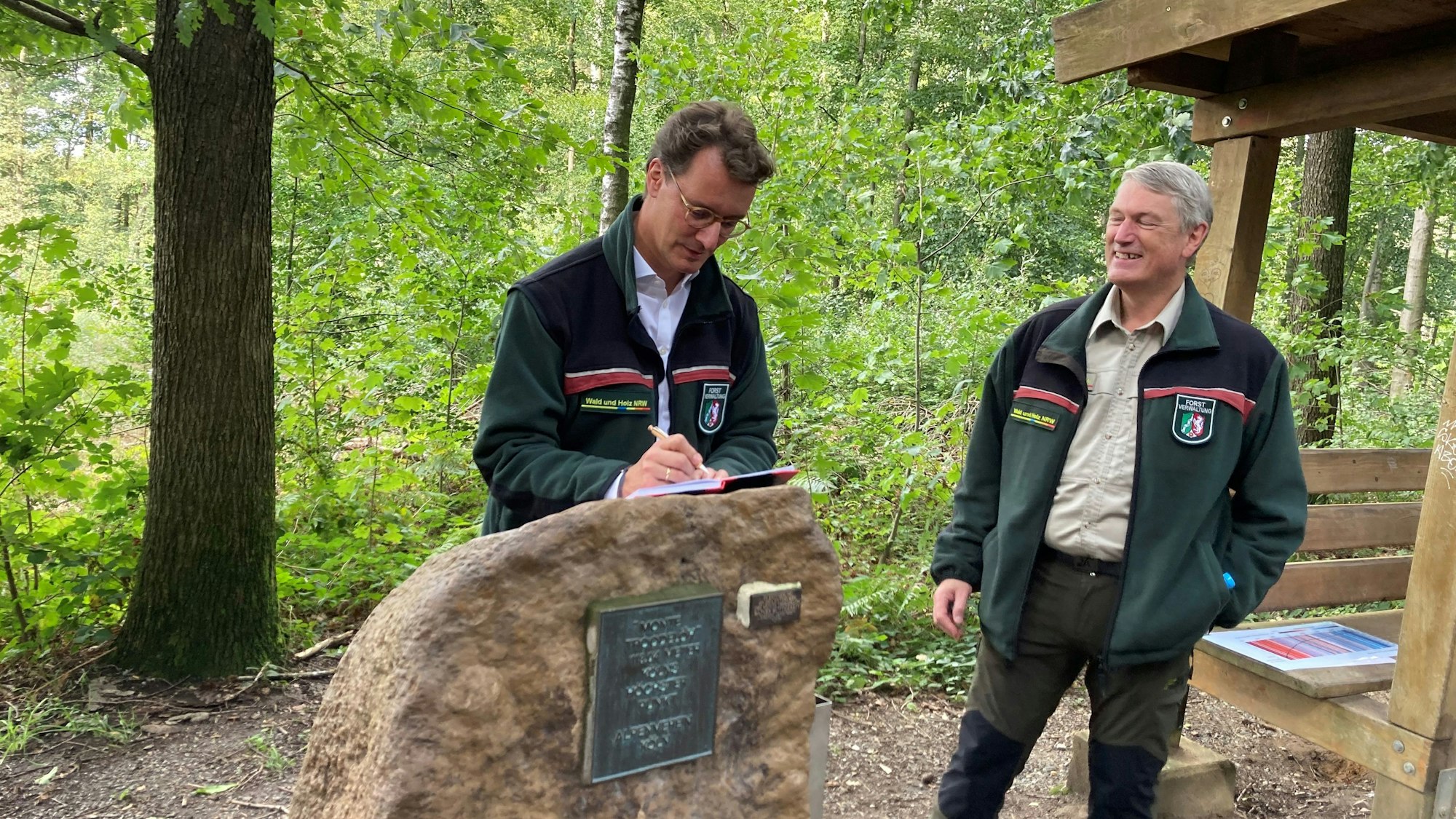 NRW-Ministerpräsident Hendrik Wüst (CDU) bei einem Besuch im Königsforst.
