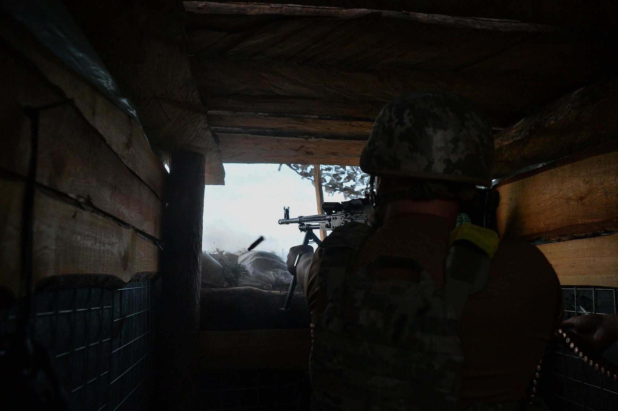 Ein ukrainischer Soldat feuert aus einer Stellung in der Nähe von Donezk. Die Ukraine hat die jüngste russische Offensive abgewehrt.