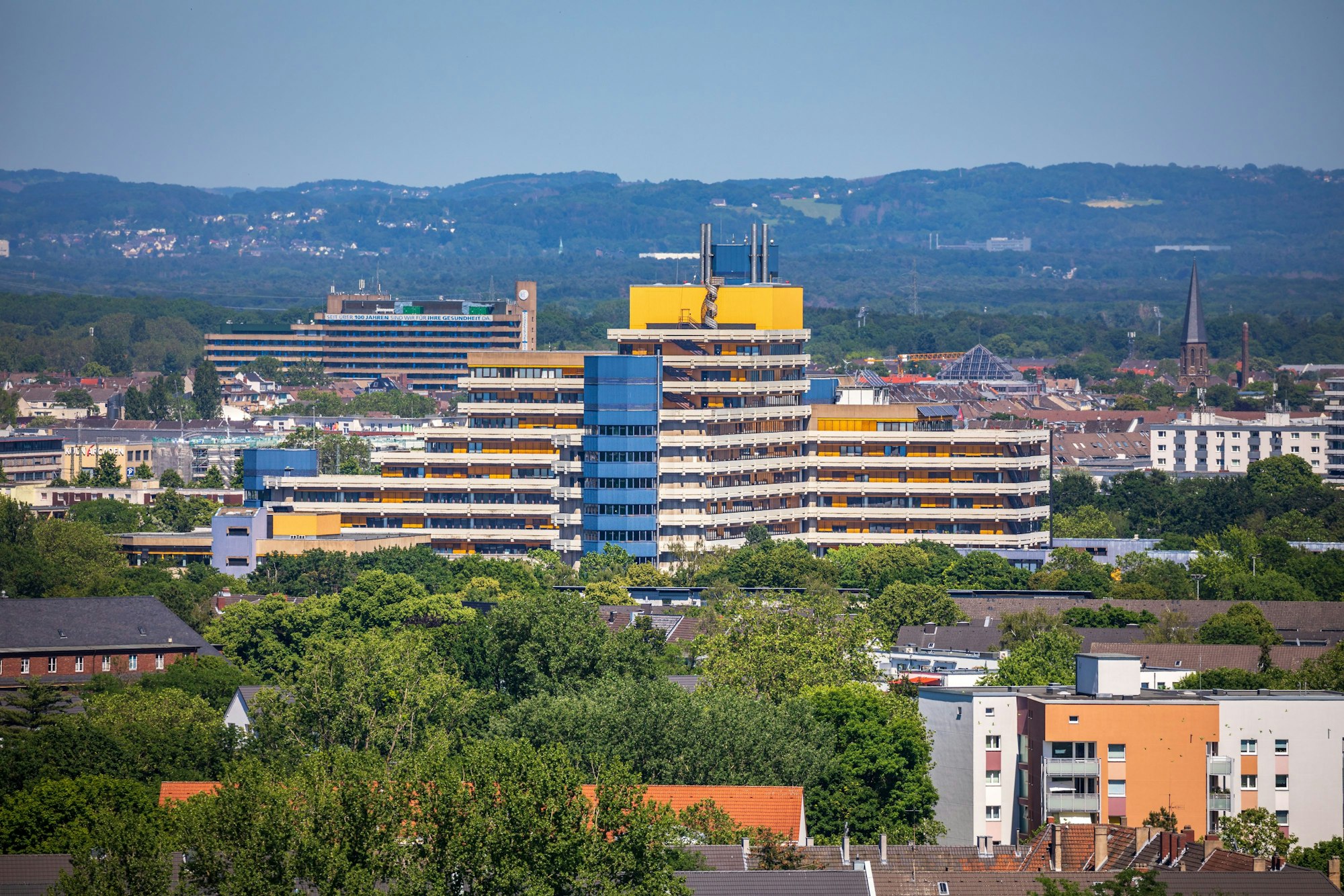 Das Hochhaus der Technischen Hochschule am Campus Deutz ist zu sehen während der Blick bis weit in das Umland reicht. Foto: Matthias Heinekamp