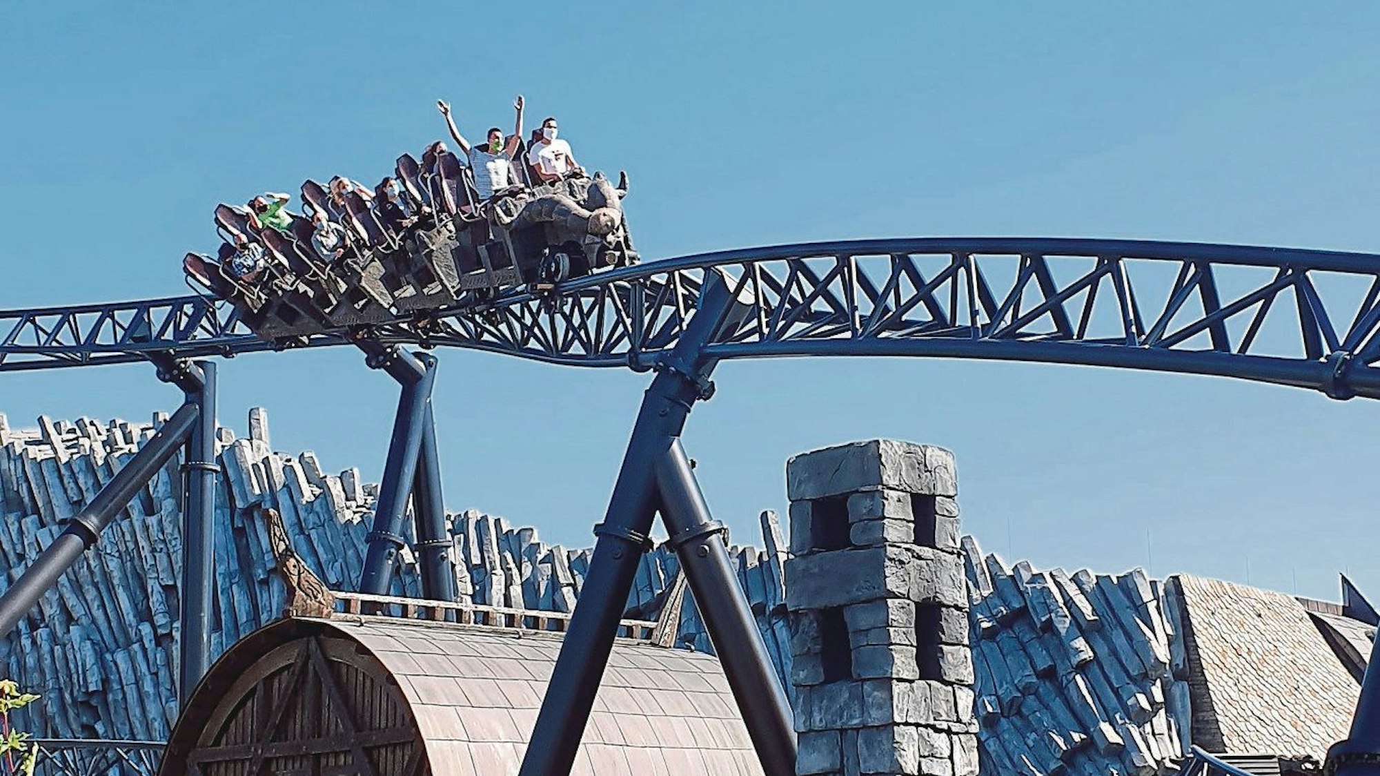 Das Bild zeigt Personen auf der Achterbahn Taron im Phantasialand.