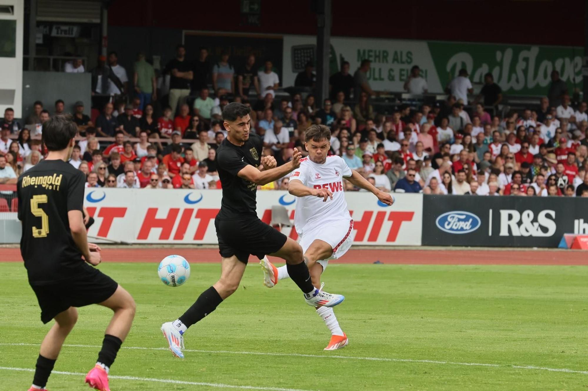 Max Finkgräfe vom 1. FC Köln zieht während des Testspiels gegen Rheingold Poll im Kölner Südstadion ab.