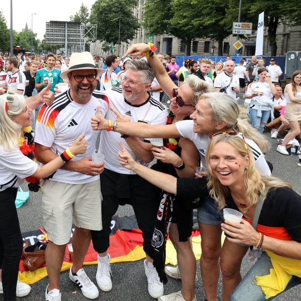 Philip aus Siegburg feiert seinen 49. Geburtstag mit seinen Freunden beim Public Viewing am Konrad-Adenauer-Ufer..