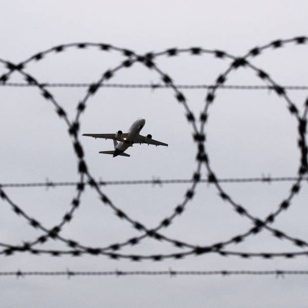 Ein Flugzeug startet am Flughafen Hannover, fotografiert durch Stacheldraht am Flughafenzaun. (Symbolbild)