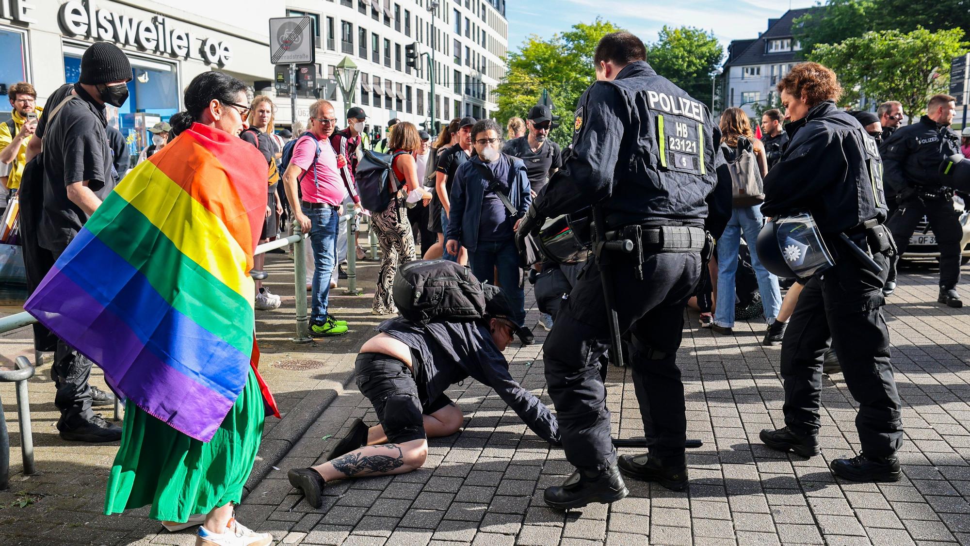 Demonstranten und Polizeibeamte auf der Rüttenscheider Straße.