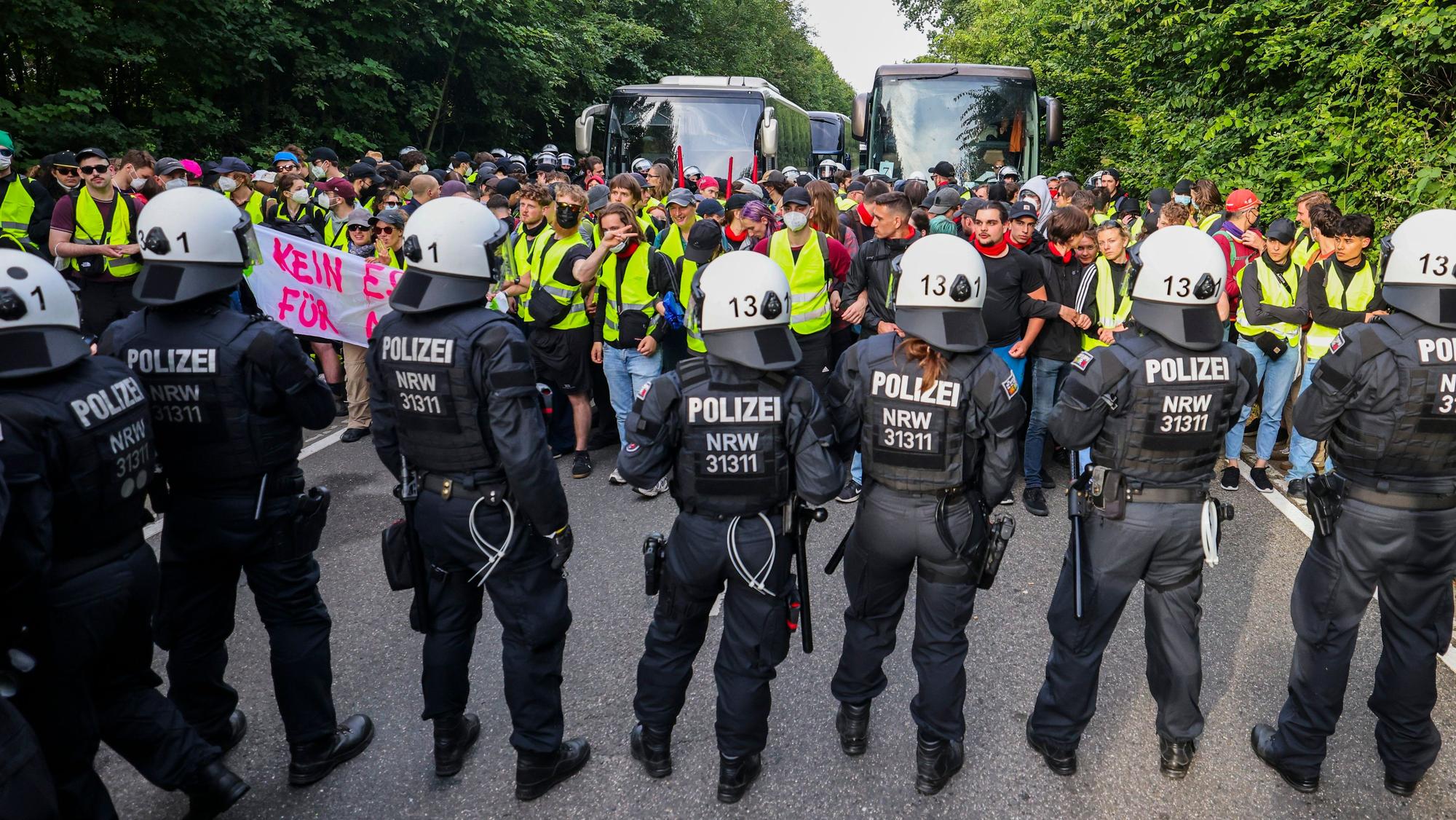 Eine Gruppe von Demonstranten steht der Polizei gegenüber.