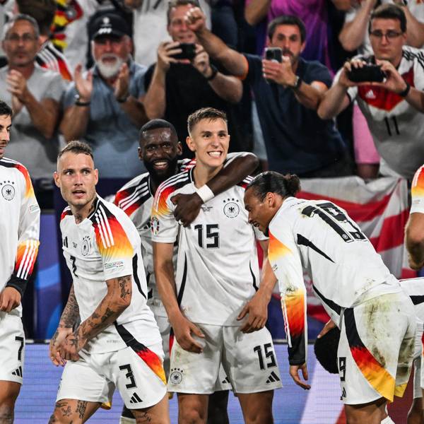 Das DFB-Team jubelt nach dem 2:0 gegen Dänemark.