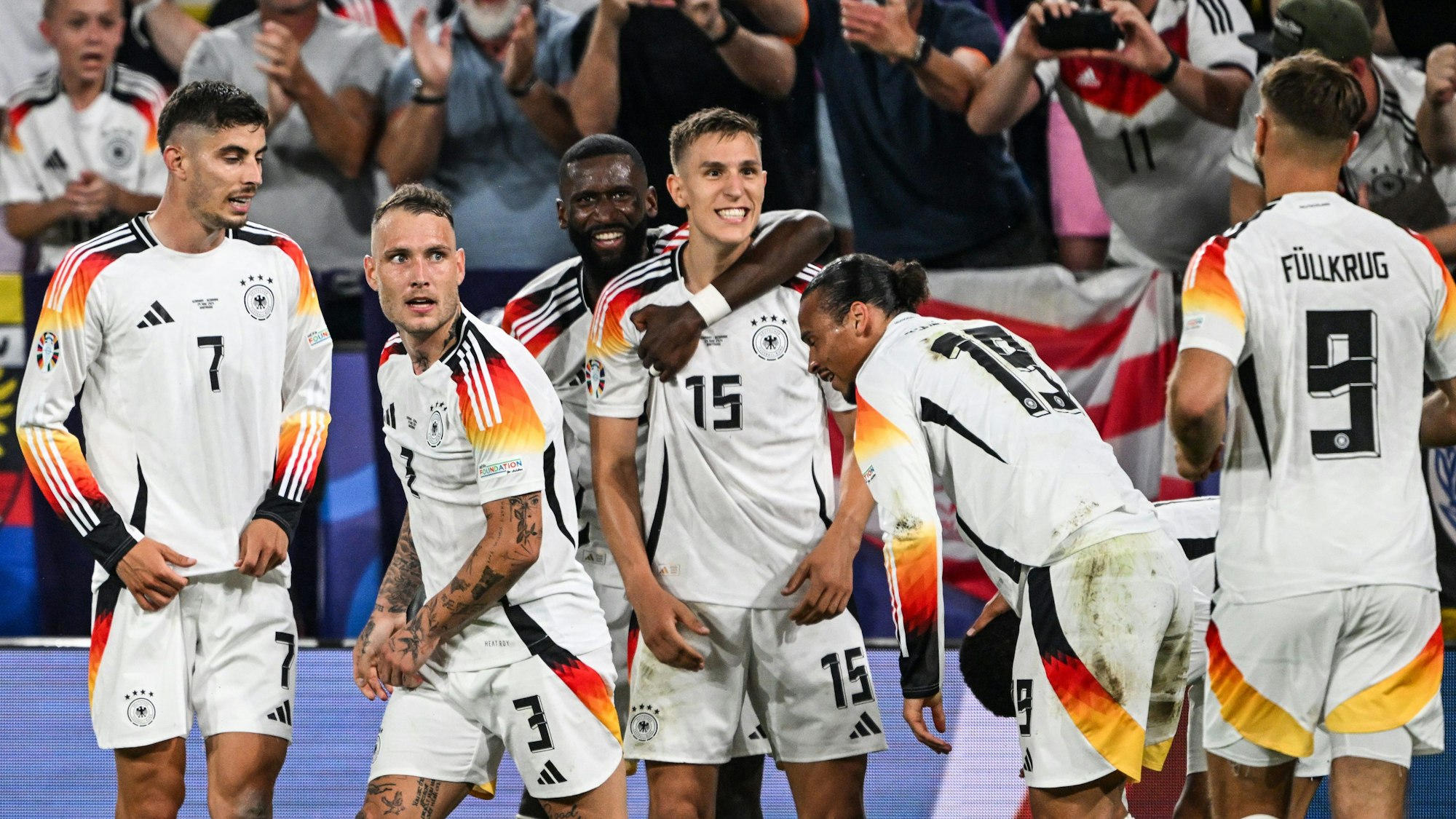 Das DFB-Team jubelt nach dem 2:0 gegen Dänemark.