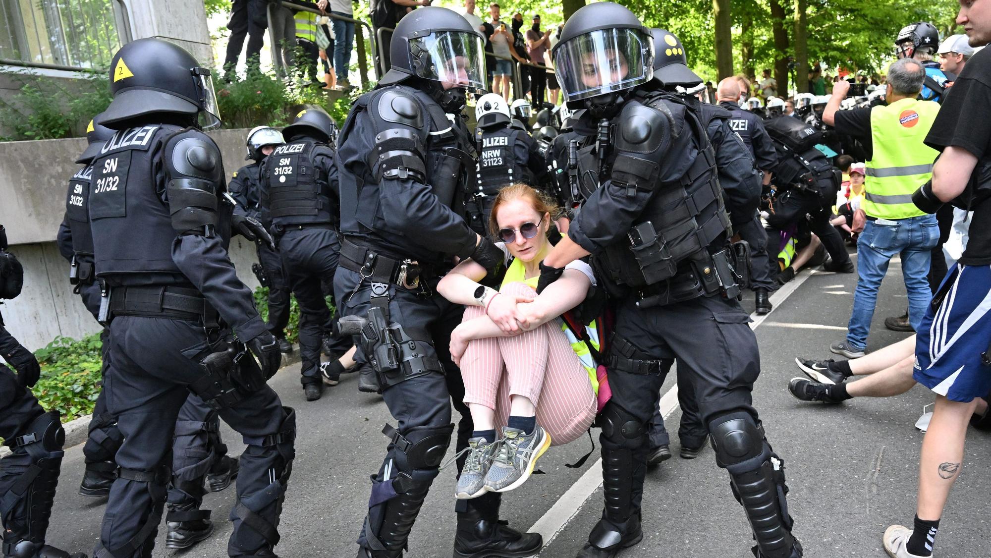 Unweit der Grugahalle löst die Polizei eine Sitzblockade auf.
