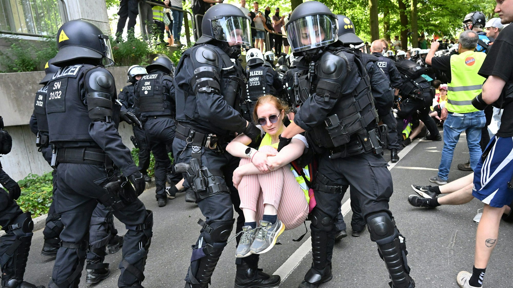 Unweit der Grugahalle löst die Polizei eine Sitzblockade auf.