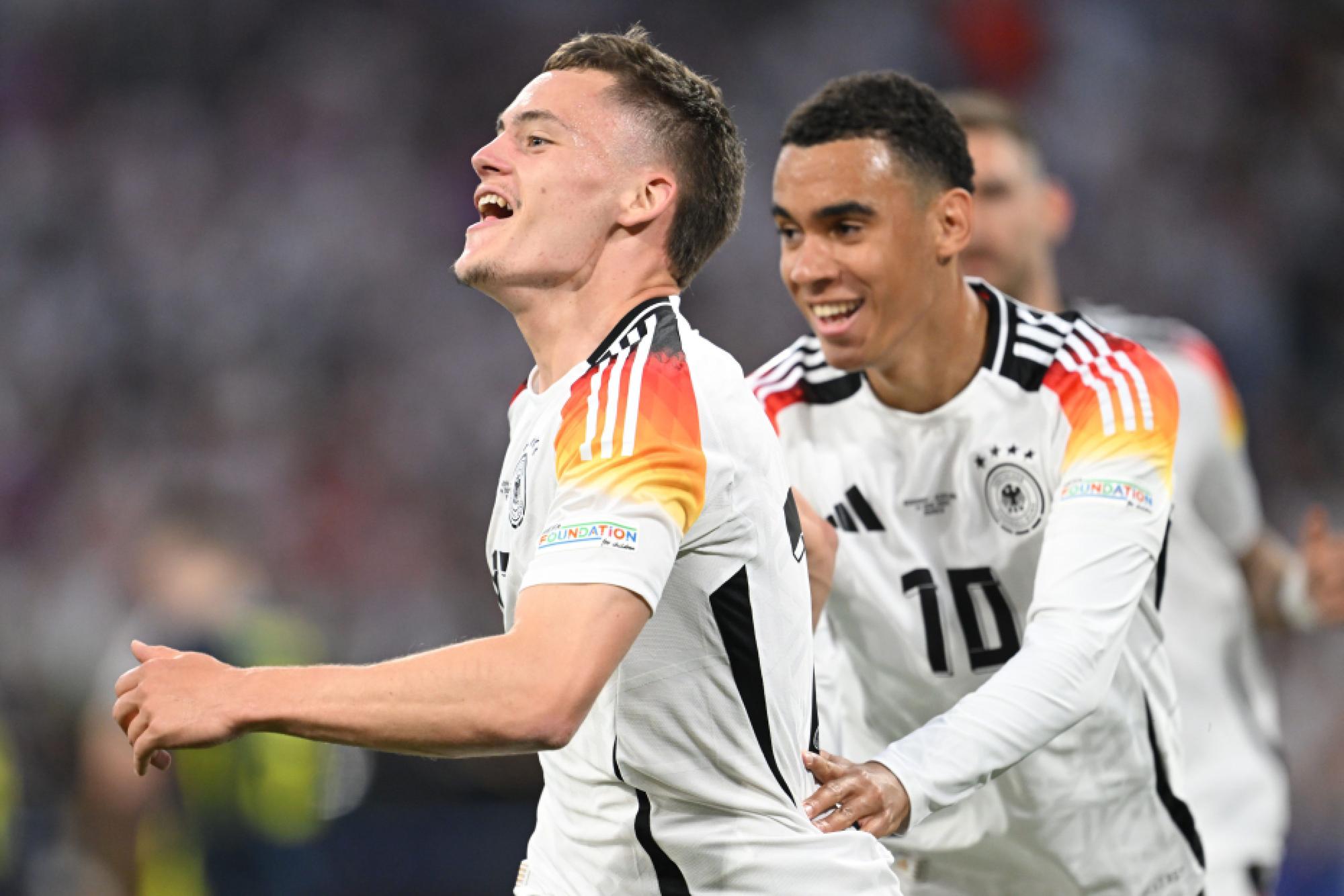 Deutschlands Florian Wirtz (l) jubelt nach dem Tor zum 1:0 mit Deutschlands Jamal Musiala. Lothar Matthäus fordert, dass der FC Bayern Wirtz holen soll.