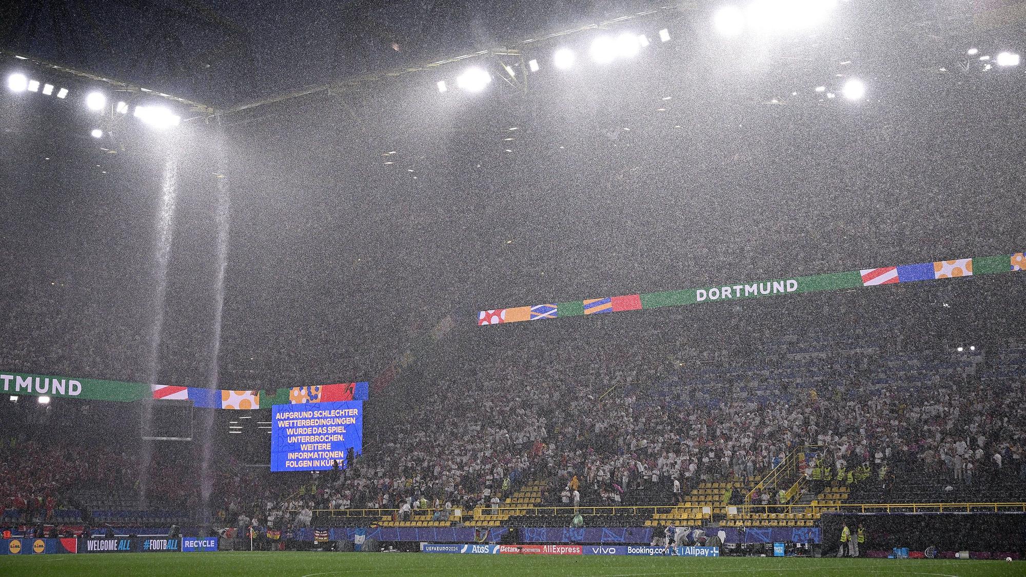 Aufgrundeines schweren Gewitters musste das Spiel der DFB-Elf gegen Dänemark in Dortmund unterbrochen werden.