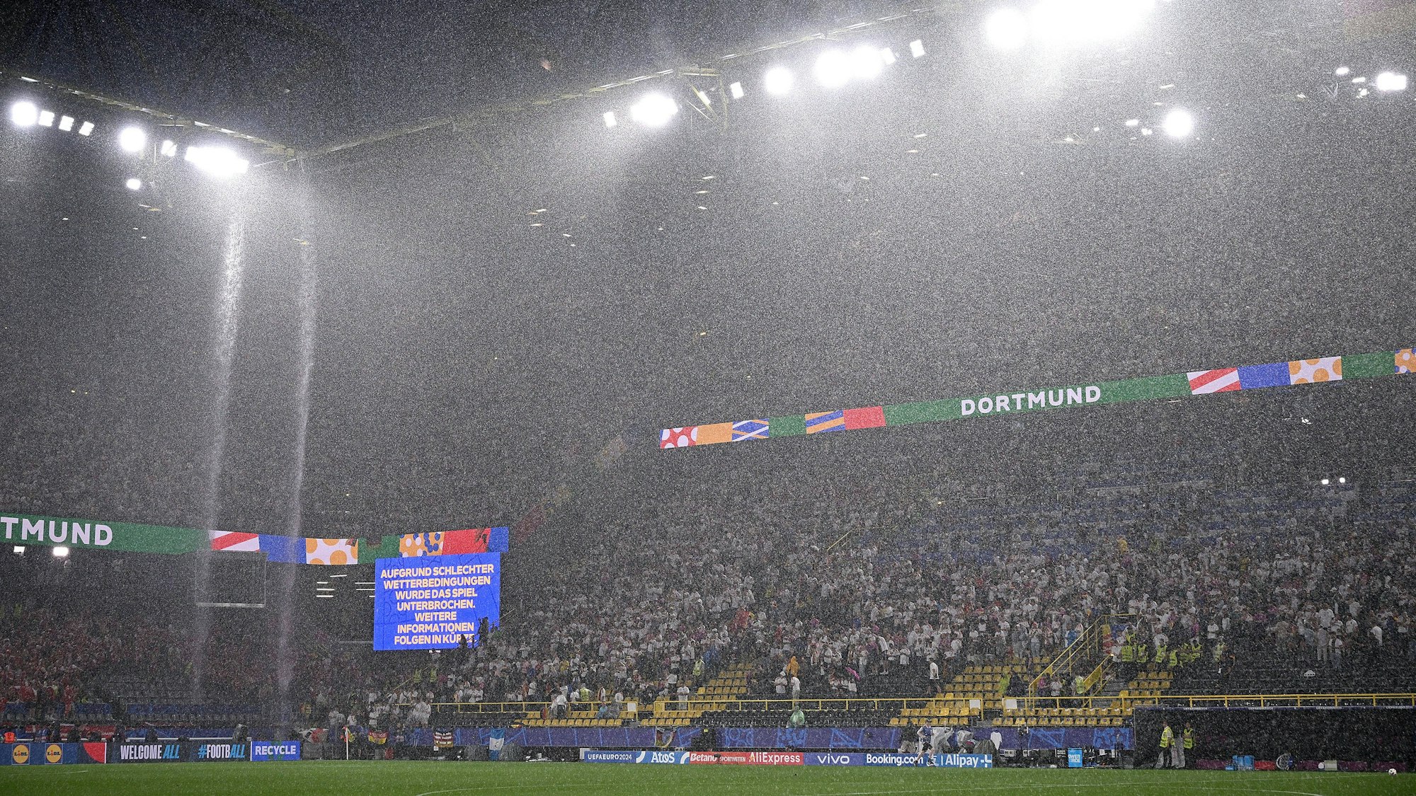 Aufgrundeines schweren Gewitters musste das Spiel der DFB-Elf gegen Dänemark in Dortmund unterbrochen werden.