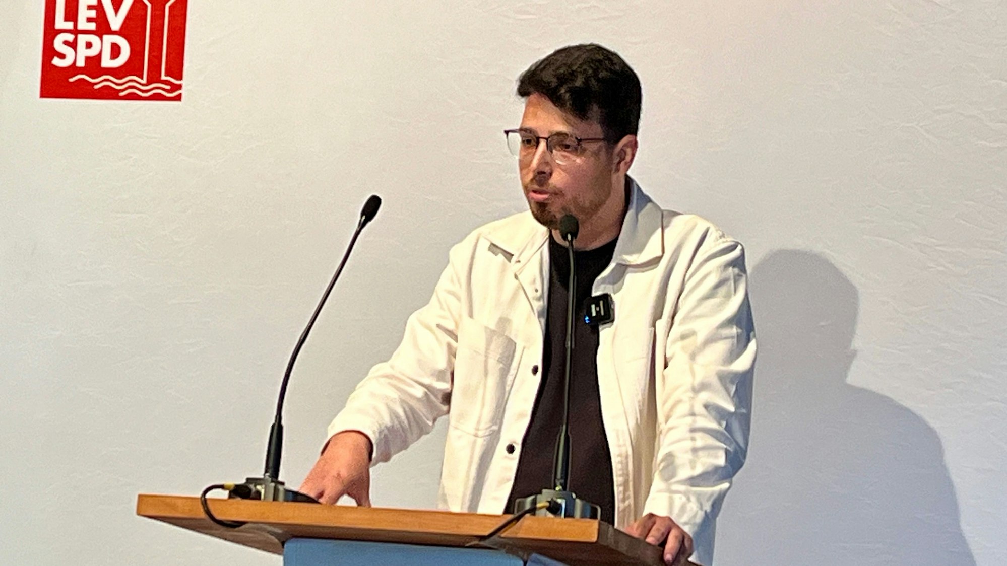 Darius Ganjani bei seiner Bewerbungsrede um den Vorsitz der SPD Leverkusen